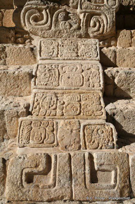 Jeroglíficos Mayas entrada de la derecha a El Torre, Ek Balam - Mexico