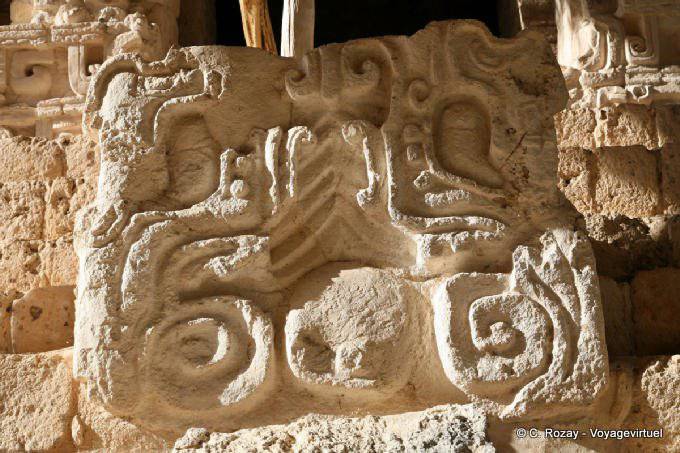 Primer plano, El Sol sale de la boca de la Tierra, a la derecha, El Torre, Ek Balam - Mexico