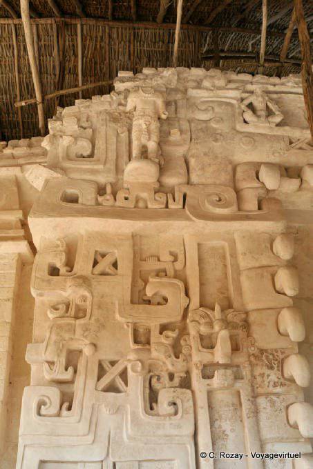 Lado izquierdo del Monstruo de la Tierra, Jaguar Altar, Ek Balam - Mexico