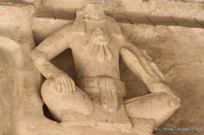 Guerrero en la posición de loto, Altar estuco negro Jaguar, Ek Balam - Mexico