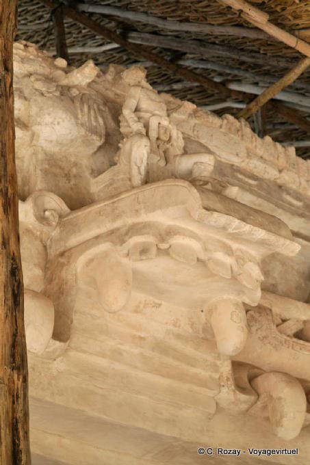 Parte superior de la cabeza del monstruo serpiente, estuco Altar negro Jaguar, Ek Balam - Mexico