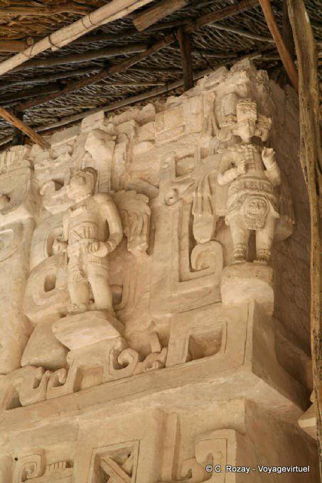 Estatuas en el lado derecho del Monstruo de la Tierra, Jaguar Altar, Ek Balam - Mexico