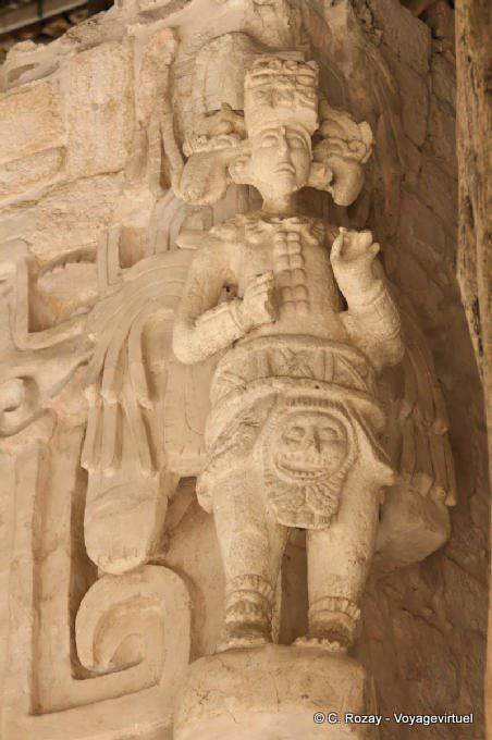 En una esquina del altar del negro Jaguar, guerrero que lleva un penacho de plumas, Ek Balam - Mexico