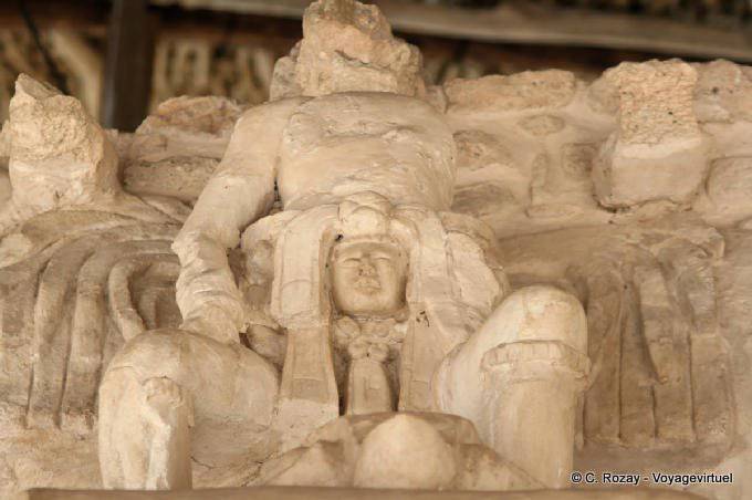 Está en la cabeza de la serpiente, la escultura de estuco Jaguar Altar, Ek Balam - Mexico