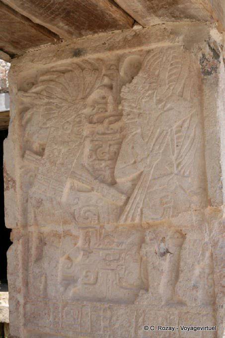 Kabah escultura maya en una pared - Mexico