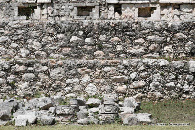 A los pies del Palacio de las Máscaras, Kabah - Mexico