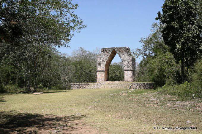 Arco maya a principios de Sacbé, Kabah - Mexico