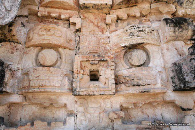 Concéntrese en Chaac, el dios de la lluvia, Kodz Poop, Kabah - Mexico