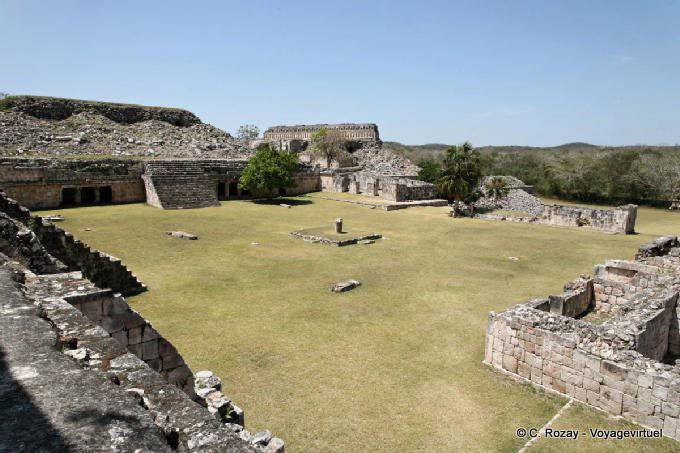 Panorama de la plaza central de la zona arqueológica de Kabah - Mexico