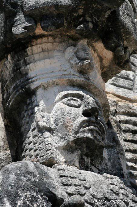 Foco en la cara de la estatua, lado este, escultura Jaguar, Kabah - Mexico