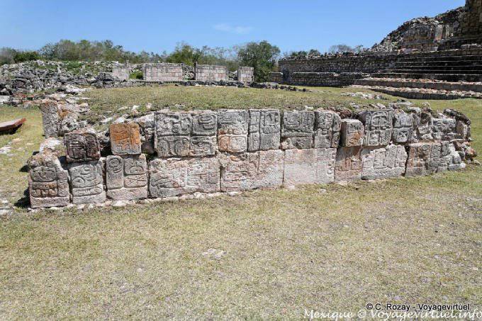 Terraza altar de jeroglíficos, Kabah - Mexico