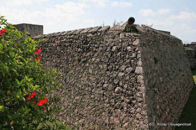 El ángulo de la pared de la fortaleza de San Felipe, la Laguna de Bacalar - Mexico