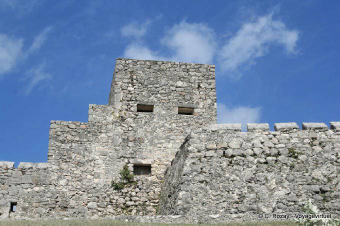 Torre de la fortaleza de San Felipe, la Laguna de Bacalar - Mexico