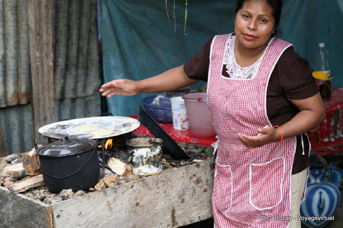 Tortillas sobre un fuego de leña, Lagunas de Montebello - Mexico