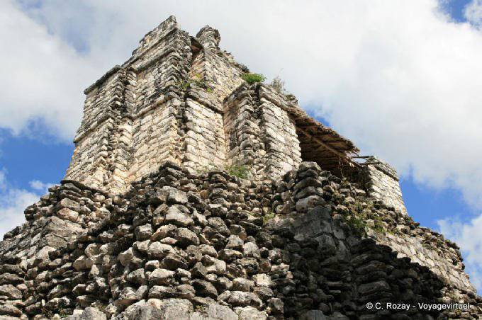 La pirámide más alta en la costa de la Riviera Maya, el Castillo, Muyil - Mexico