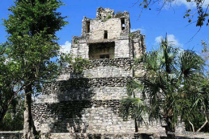 Las ruinas restauradas de Chunyaxché, El Castillo, Muyil - Mexico