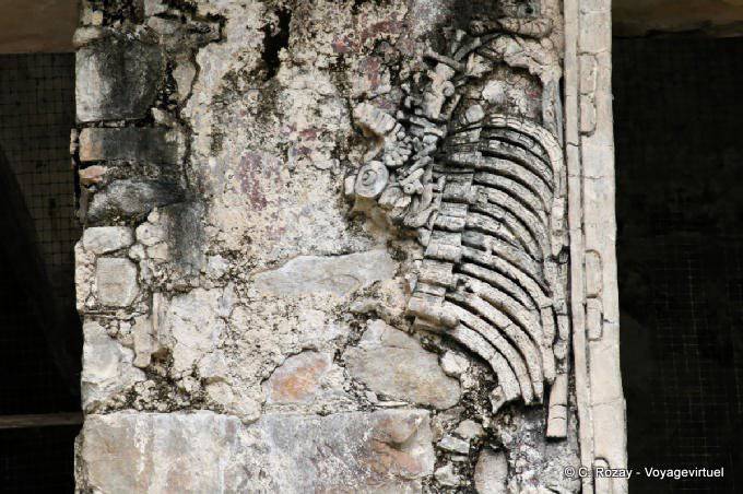 Los restos de un relieve de Chan Bahlum II, Grupo de Las Cruces, Palenque - Mexico