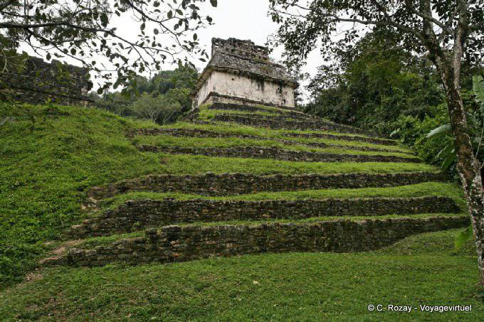A los pies del Grupo de las Cruces, Palenque - Mexico