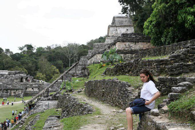 En la escalinata del templo de la calavera, Palenque - Mexico