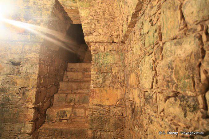 Rai sol en las entrañas del Templo de la Calavera, Palenque - Mexico