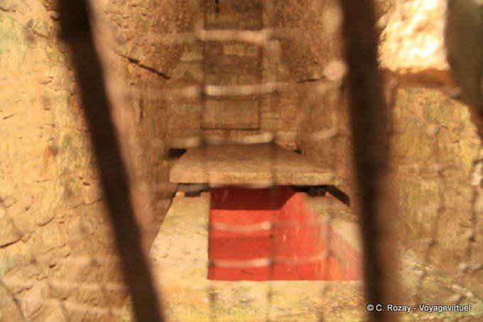 Sarcófago detrás de la rejilla, el Palacio de la cabeza de la Muerte, Palenque - Mexico
