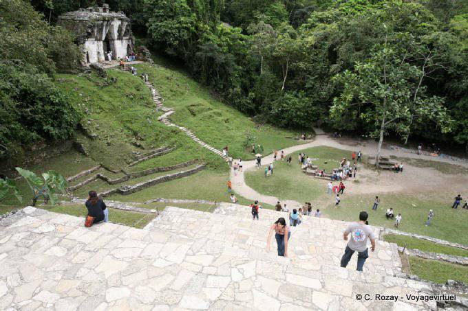 Plaza del Sol vista desde la escalinata del Templo de la Cruz, Palenque - Mexico