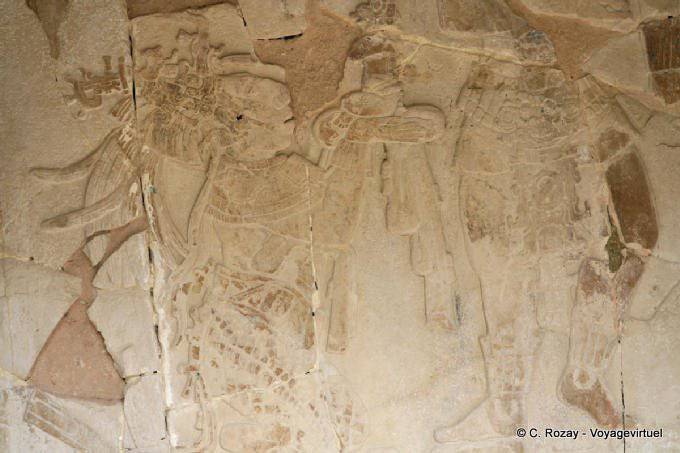 Tz'akb'u sosteniendo una estatuilla del dios K'awiil, bajorrelieve del Templo XIV, Palenque - Mexico