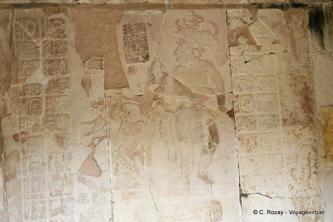Bajorrelieve de la ofrenda rodeada de jeroglíficos mayas, Templo XIV, Palenque - Mexico