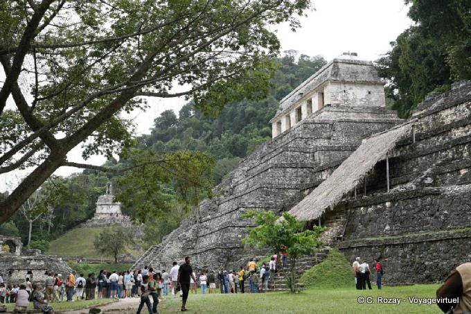 al pie de las escaleras, el Templo de las Inscripciones, Palenque - Mexico