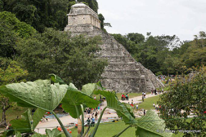 En la parte superior, la tumba de Pakal, el Templo de las Inscripciones, Palenque - Mexico