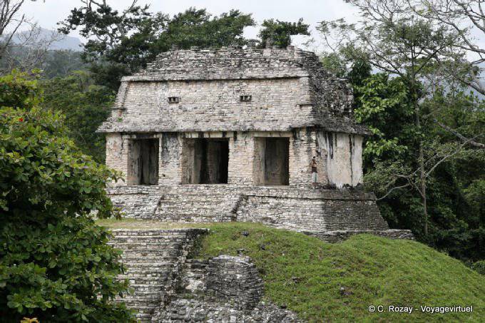 Pórtico con tres entradas al templo del Conde, Palenque - Mexico