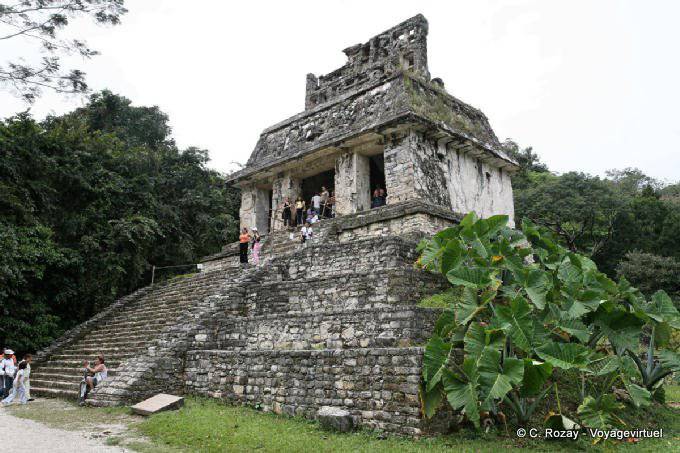 Dedicado a GIII, el templo del Sol en su pirámide, Palenque - Mexico