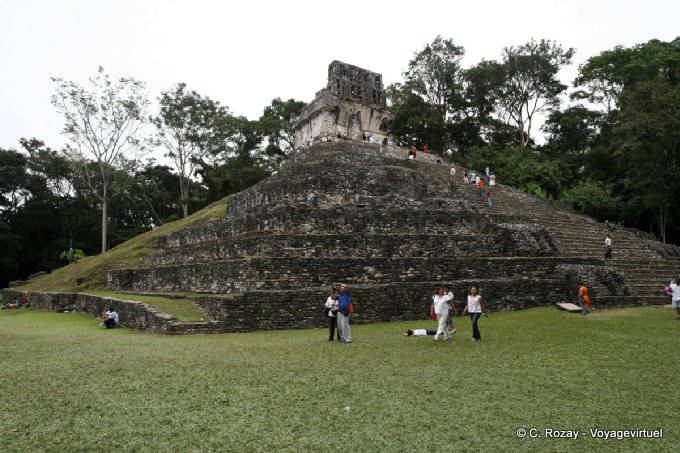 A los pies del templo de la pirámide de la Cruz, Palenque - Mexico