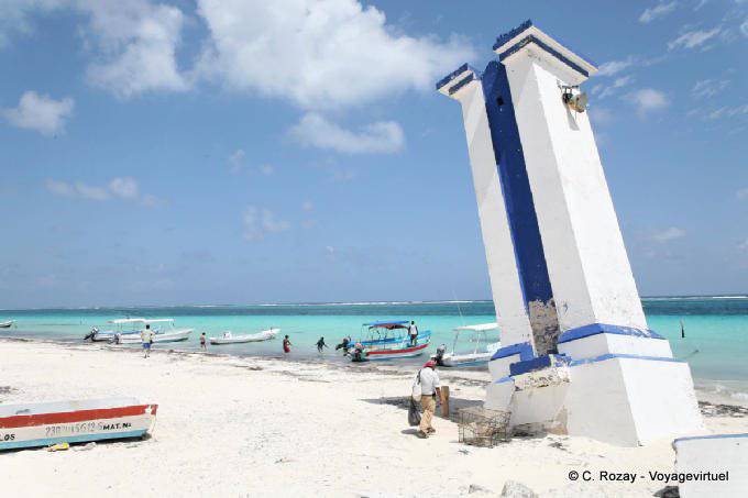 Otra vista del antiguo faro miró, Puerto Morelos - Mexico