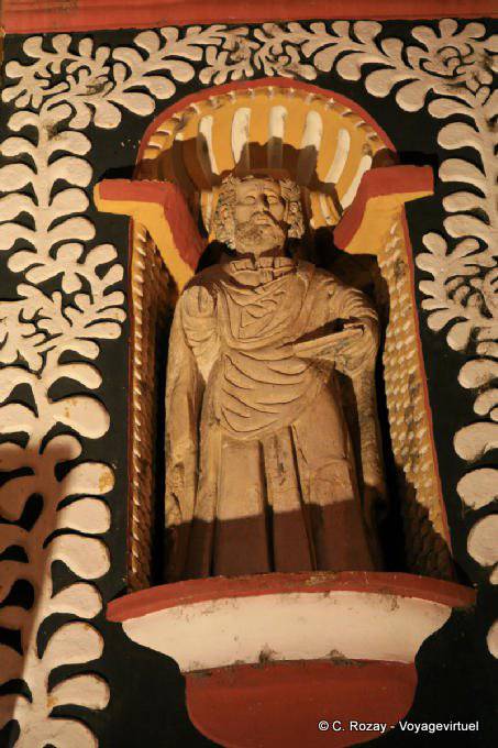 Estatua de la fachada, la catedral, San Cristóbal de Las Casas - Mexico