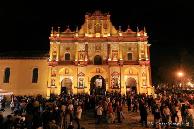 Muchedumbre la noche antes de la catedral, San Cristóbal de Las Casas - Mexico
