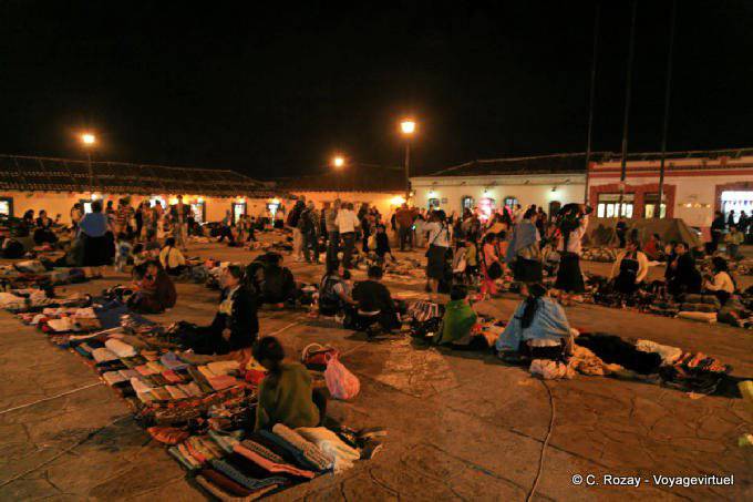 Plaza Noche Comercio frente a la catedral, San Cristóbal de Las Casas - Mexico