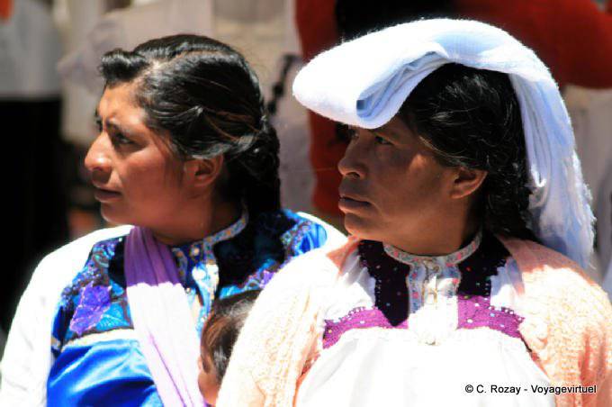 Chal blanco en la cabeza, traje tradicional, Plaza de la Paz, San Cristóbal de Las Casas - Mexico