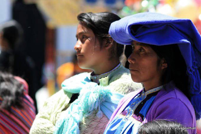 Una tzotzil y lana azul rebozo Place frente a la catedral, San Cristóbal de Las Casas - Mexico
