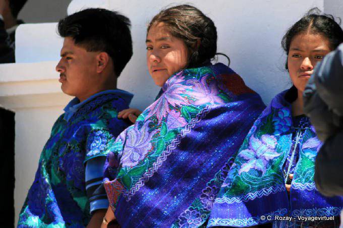 Chal azul tradicional con flores de color púrpura, Plaza de la Paz, San Cristóbal de Las Casas - Mexico
