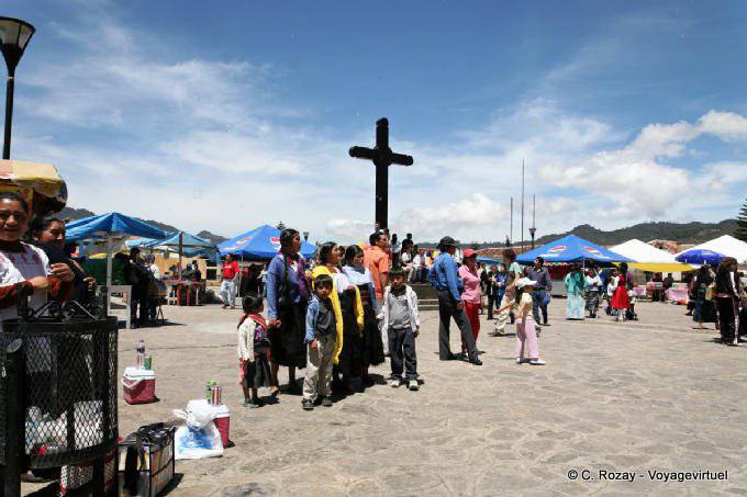Cruzar el centro de la Plaza de la Paz, San Cristóbal de Las Casas - Mexico