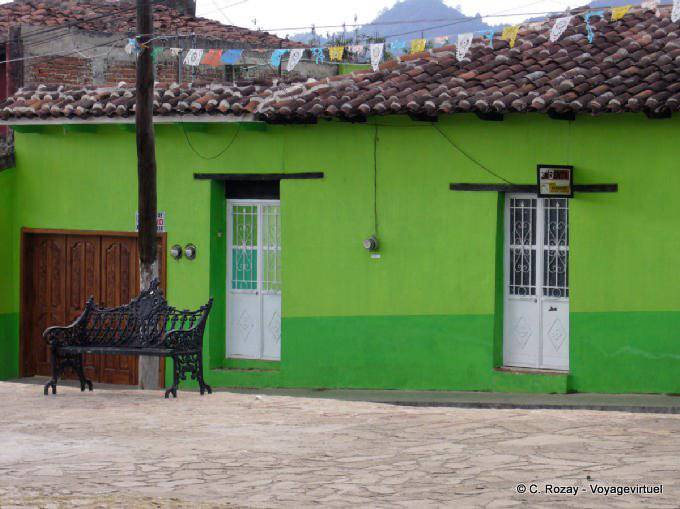 Banco de hierro en frente de la casa verde, Plazuela del Cerrillo de San Cristóbal de Las Casas - Mexico