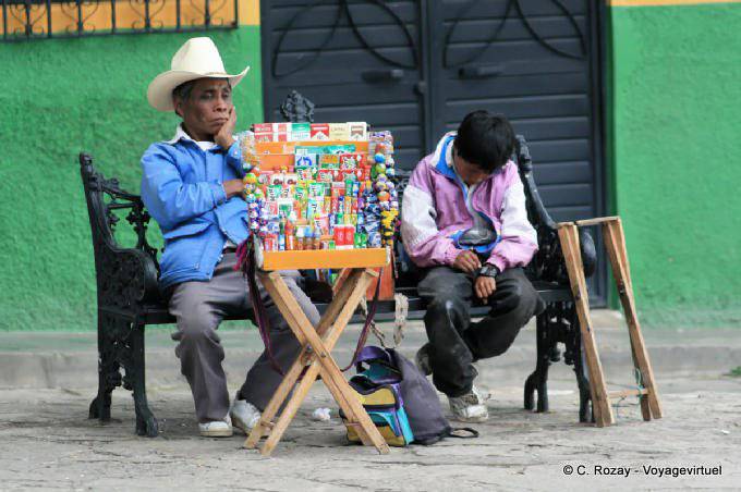 Vendedores ambulantes de la siesta, Plazuela del Cerrillo de San Cristóbal de Las Casas - Mexico