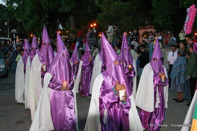 Capuchas puntiagudas desfile Penitentes, procesión, San Cristóbal de Las Casas - Mexico