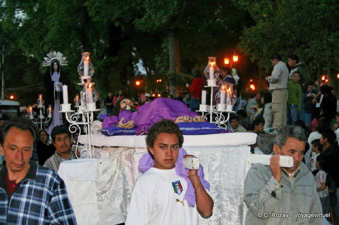 Jesucristo murió desgastado en un dosel, procesión Pascua, San Cristóbal de Las Casas - Mexico
