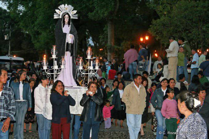 Presentación de María, la virgen en un cartel durante la procesión, San Cristóbal de Las Casas - Mexico
