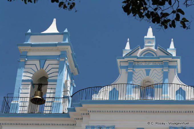 Campanario en la parte superior de la iglesia de Santa Lucía, San Cristóbal de Las Casas - Mexico