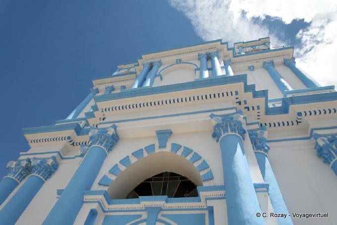 Toda iglesia blanca y azul fachada, de Santa Lucía, San Cristóbal de Las Casas - Mexico