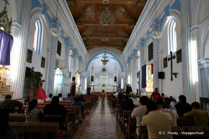 La nave de la iglesia de Santa Lucía, San Cristóbal de Las Casas - Mexico