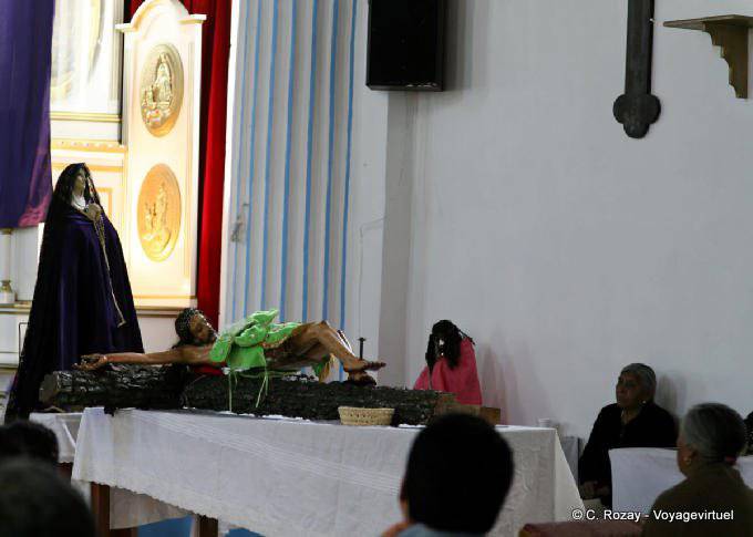 Jesucristo en la cruz, la iglesia de Santa Lucía, San Cristóbal de Las Casas - Mexico